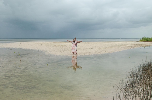 A couple in a Photo Session in a Cancun Beach